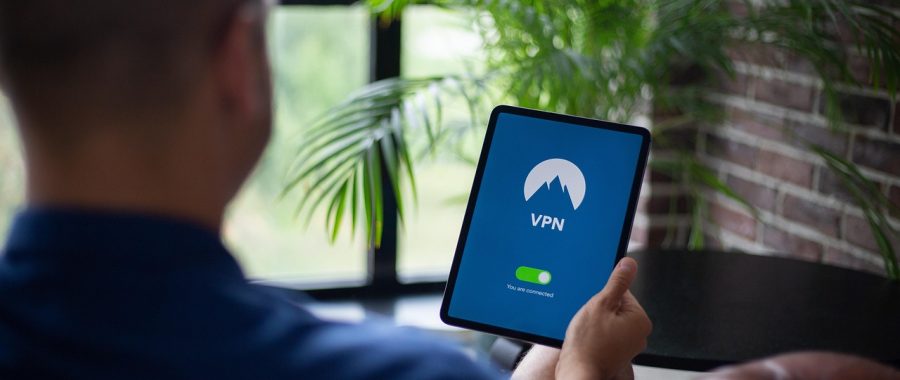 三种隐藏my ip方案对比示意图：VPN隧道加密、代理服务器中转、Tor洋葱路由多跳匿名，砖红色图示风格