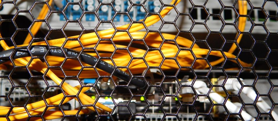 简洁白底图示：一台家用电脑通过路由器连接互联网，图中标注出公网IP和内网IP的分层结构，体现my ip查询的网络拓扑