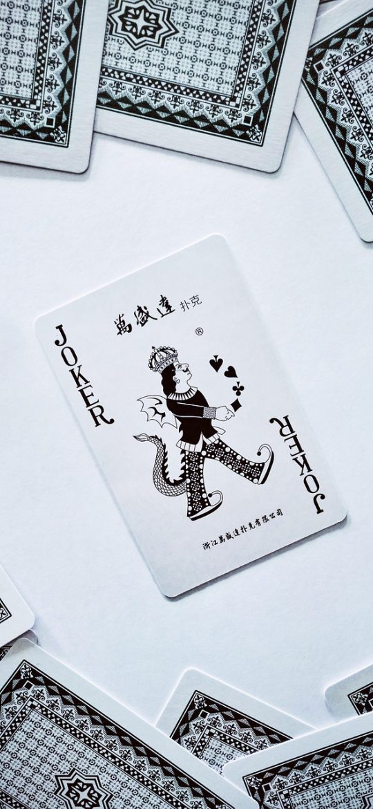 网络特征提示界面截图，卡片上用一个中性色标签标注疑似代理或机房出口，下方附一行简短说明文字，整体配色为奶油底配砖红点缀